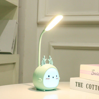 Luz de noche especial junto a la cama para estudiar en el dormitorio de estudiantes femeninas