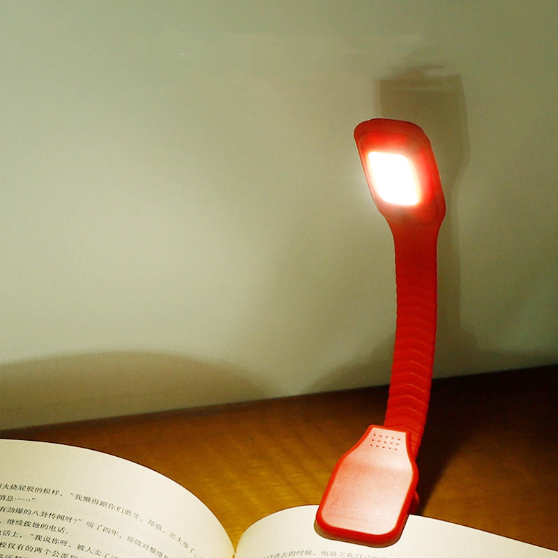 Lectura del edredón de la cama del dormitorio de la luz de la noche del USB